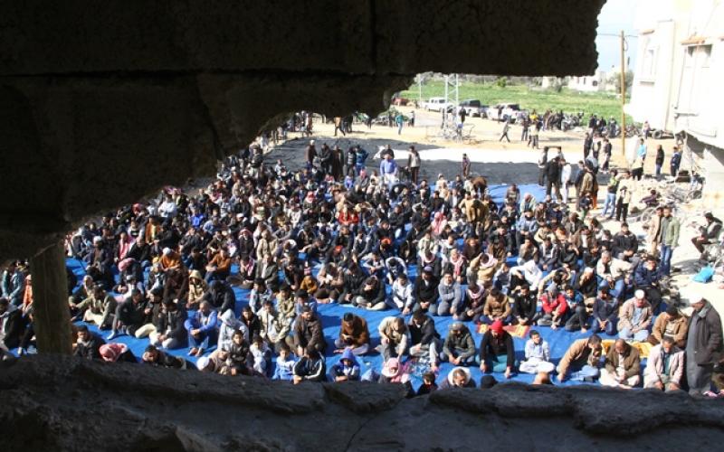 صور: صلاة الجمعة على أنقاض المنازل المدمرة بخانيونس