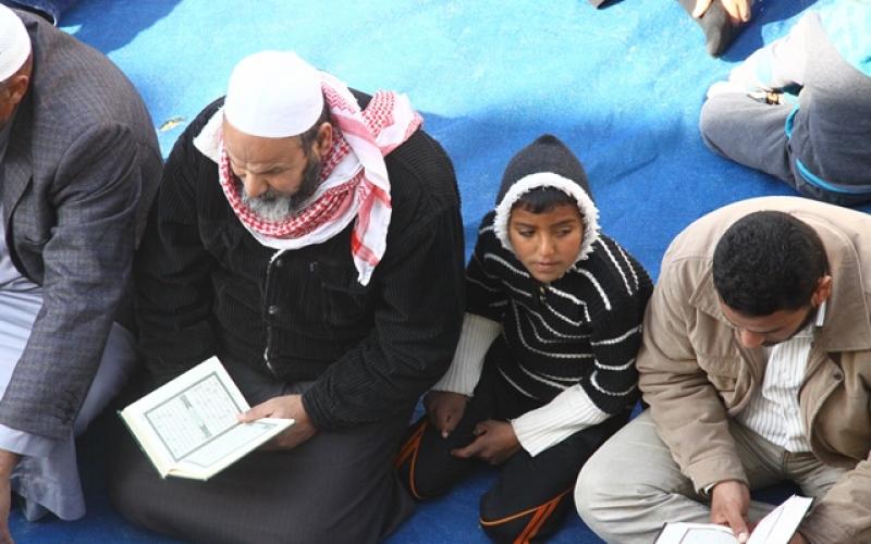 صور: صلاة الجمعة على أنقاض المنازل المدمرة بخانيونس