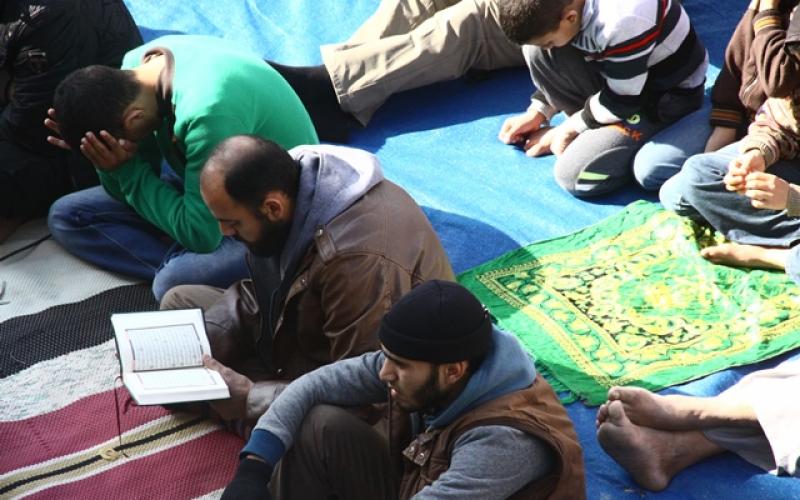صور: صلاة الجمعة على أنقاض المنازل المدمرة بخانيونس