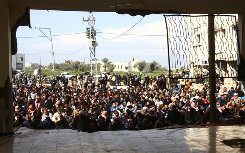 صور: صلاة الجمعة على أنقاض المنازل المدمرة بخانيونس
