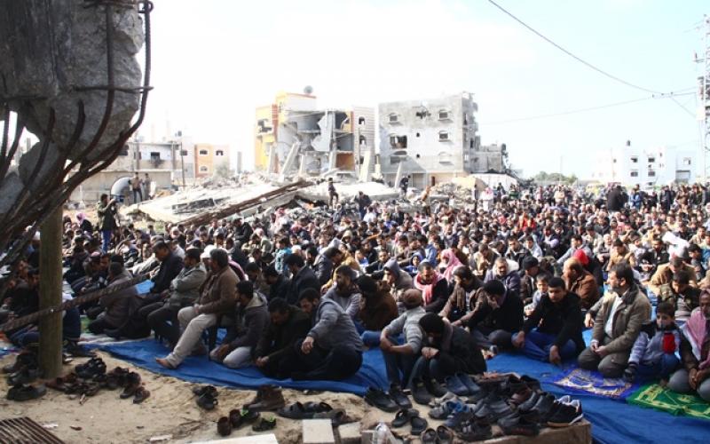 صور: صلاة الجمعة على أنقاض المنازل المدمرة بخانيونس