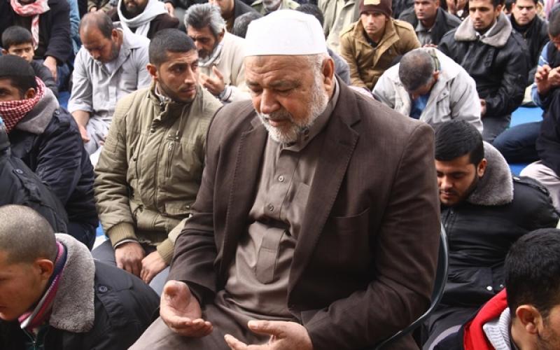 صور: صلاة الجمعة على أنقاض المنازل المدمرة بخانيونس