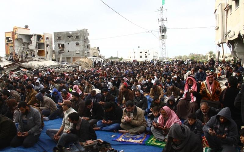 صور: صلاة الجمعة على أنقاض المنازل المدمرة بخانيونس