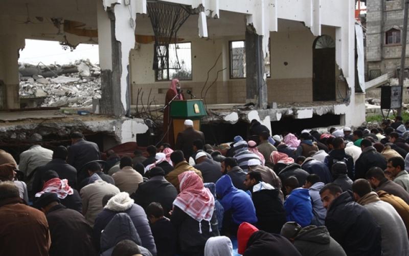 صور: صلاة الجمعة على أنقاض المنازل المدمرة بخانيونس