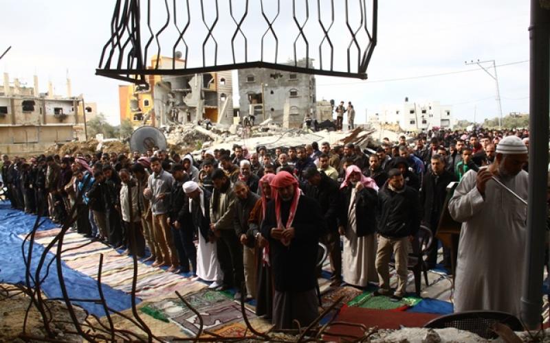صور: صلاة الجمعة على أنقاض المنازل المدمرة بخانيونس