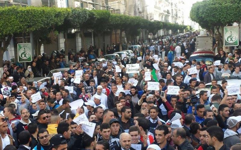 صور: مسيرات نصرة للرسول في الجزائر