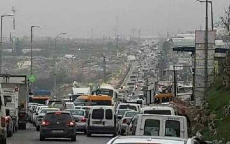 صور: أزمة خانقة إثر إغلاق حاجز "جبع"