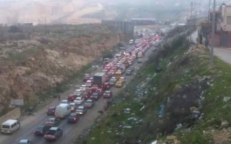 صور: أزمة خانقة إثر إغلاق حاجز "جبع"