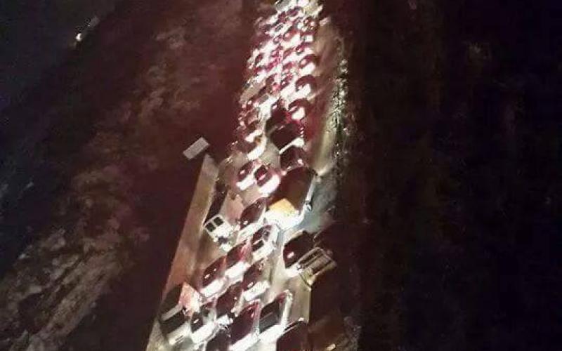 صور: أزمة خانقة إثر إغلاق حاجز "جبع"