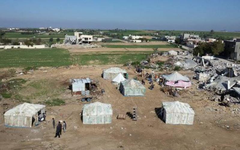 بالصور: خيام بالية تزيد معاناة المدمّرة بيوتهم