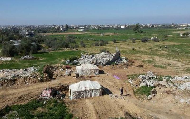 بالصور: خيام بالية تزيد معاناة المدمّرة بيوتهم