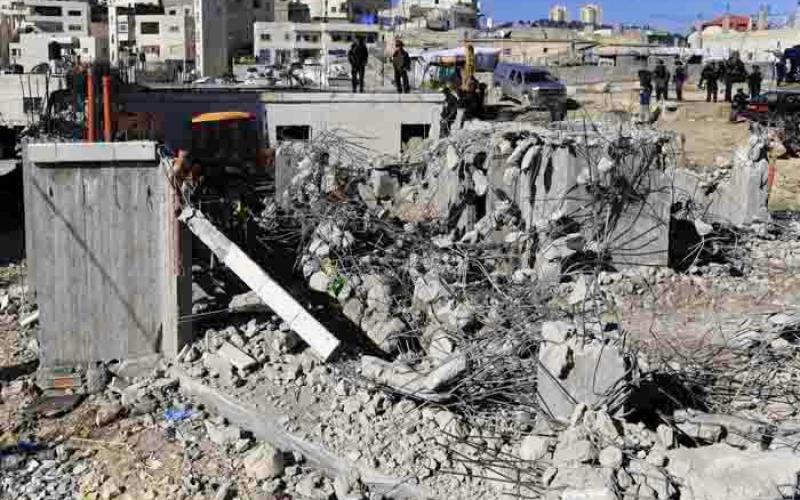 صور: الاحتلال يهدم منزلاً في العيساوية