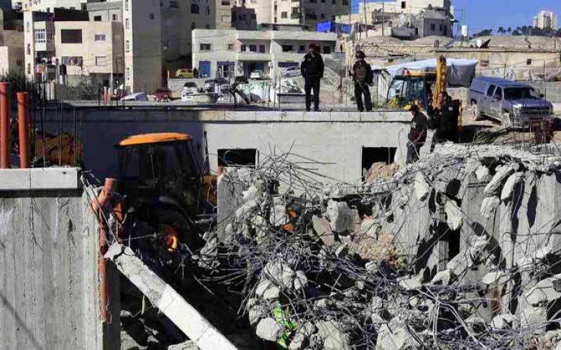 صور: الاحتلال يهدم منزلاً في العيساوية