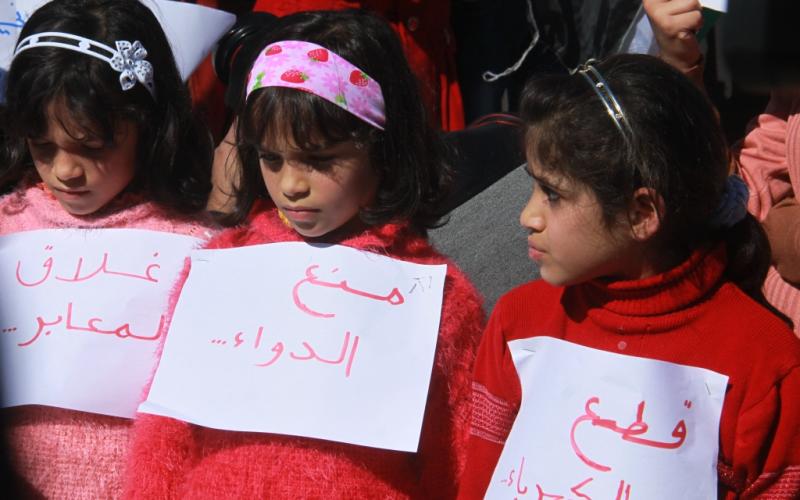 صور: وقفة للمطالبة بممر مائي كسرًا للحصار