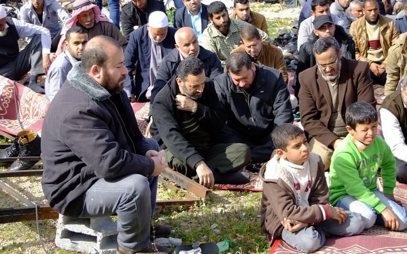 صور: صلاة الجمعة بجحر الديك تضامناً مع المهدمة بيوتهم