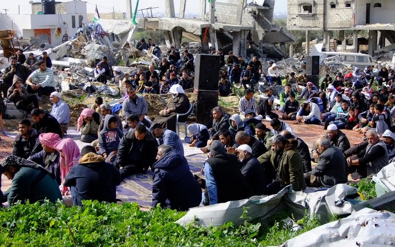 صور: صلاة الجمعة بجحر الديك تضامناً مع المهدمة بيوتهم