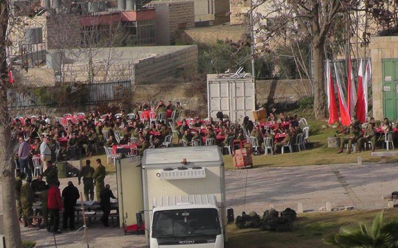 صور: جنود الاحتلال بساحات الحرم الإبراهيمي