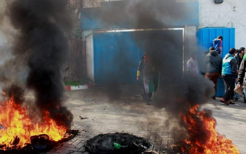 صور: إحراق إطارات أمام مقر "أونروا" بغزة