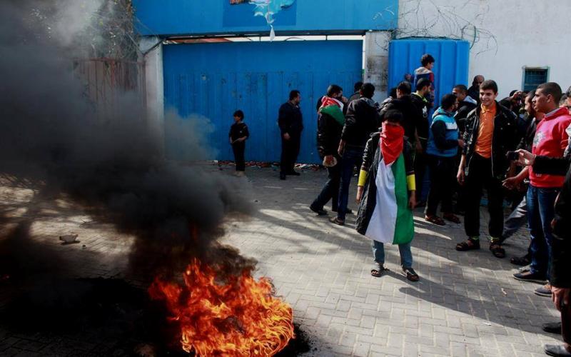 صور: إحراق إطارات أمام مقر "أونروا" بغزة