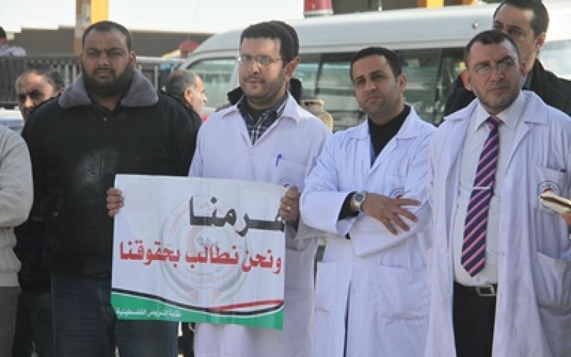 صور: وقفة احتجاجية للعاملين بالمهن الصحية