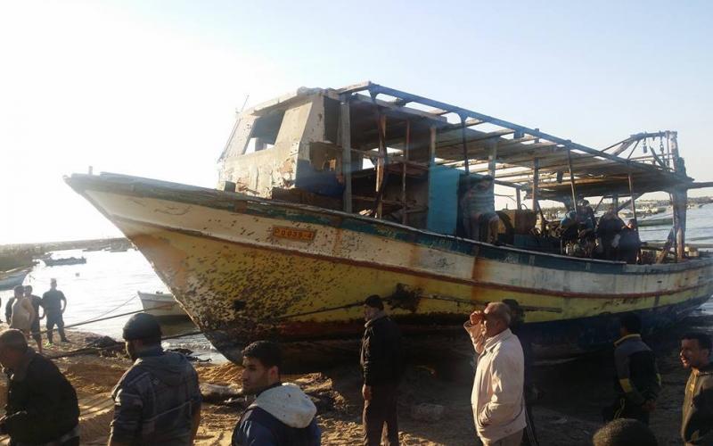 صور: انتشال مركب استهدفه الاحتلال قبل يومين