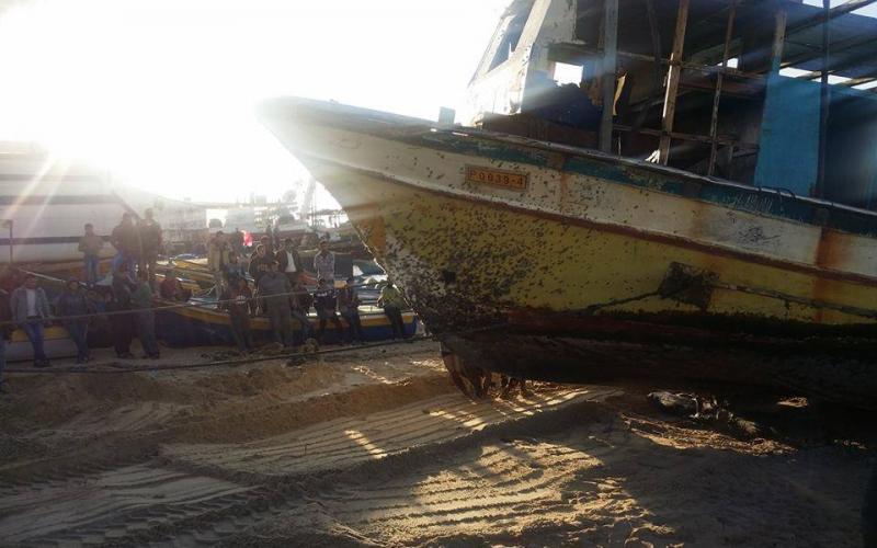 صور: انتشال مركب استهدفه الاحتلال قبل يومين