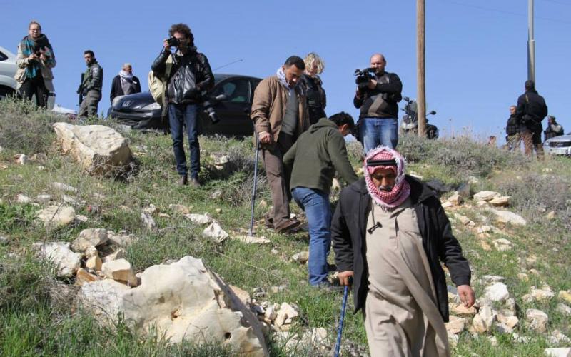 صور: شبان يزرعون أرضا منعوا من دخولها بـ"يطا"