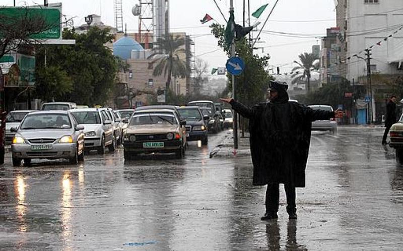 بالصور.. أمطار الخير تهطل على غزة بغزارة