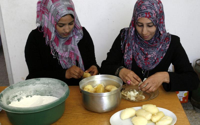 صور.. عائلة غزية تصنع الخبز من البطاطا!