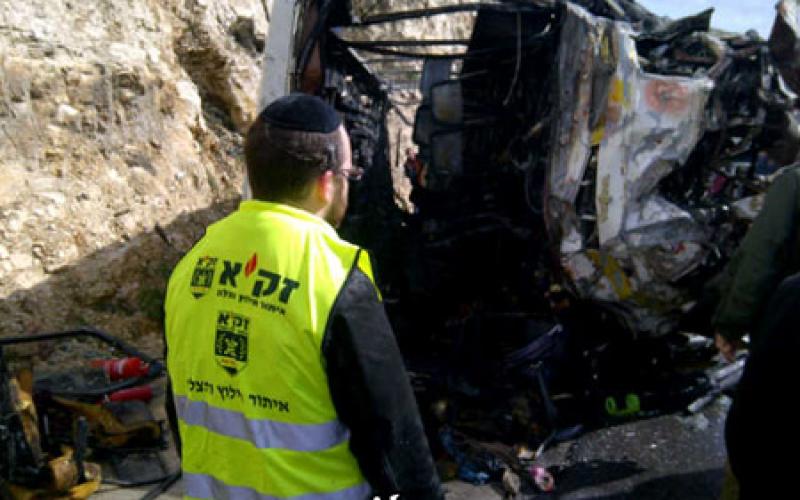 صور.. شاحنة صهيونية تصدم باص وتقتل 10 أطفال