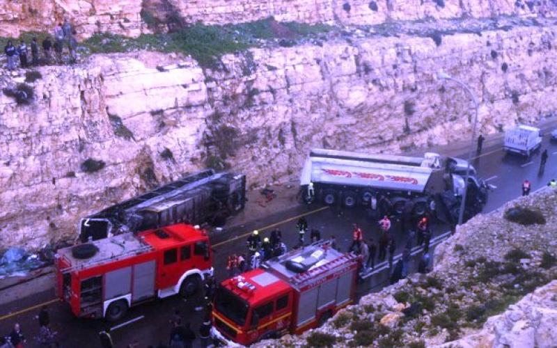 صور.. شاحنة صهيونية تصدم باص وتقتل 10 أطفال
