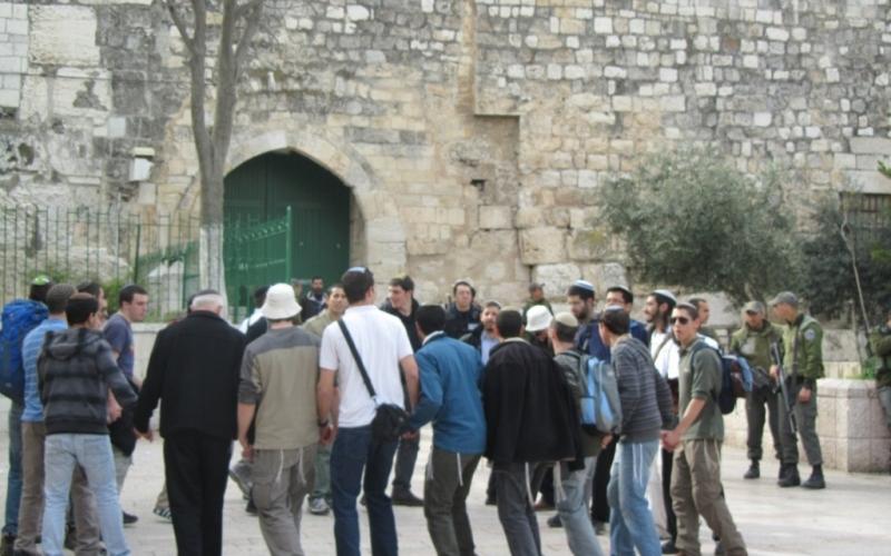 صور.. الاحتلال يمنع المصلين من دخول الأقصى