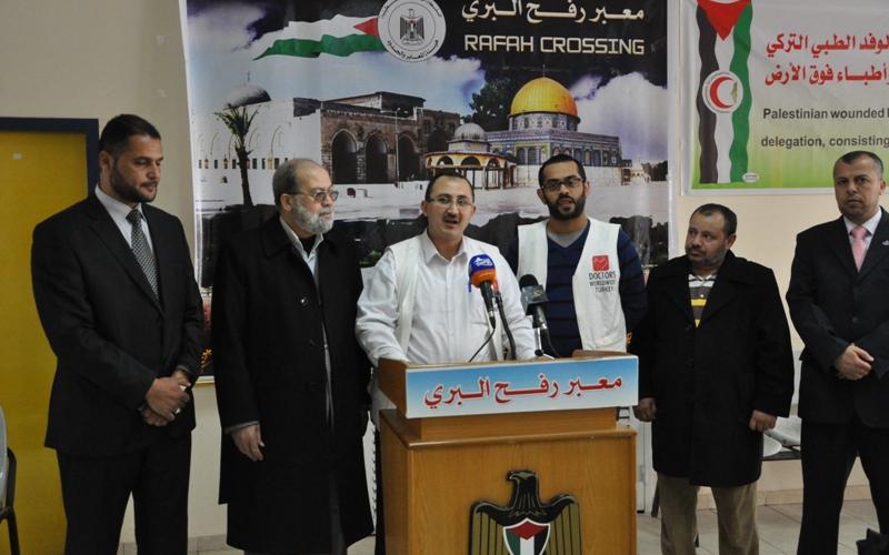 بالصور.. وفد أطباء تركي يصل غزة