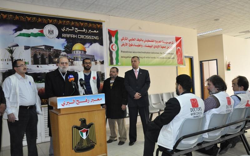 بالصور.. وفد أطباء تركي يصل غزة