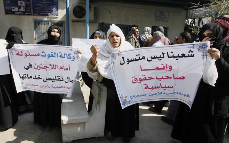 بالصور.. الفلسطينيون للأونروا "نحن لا نتسول"