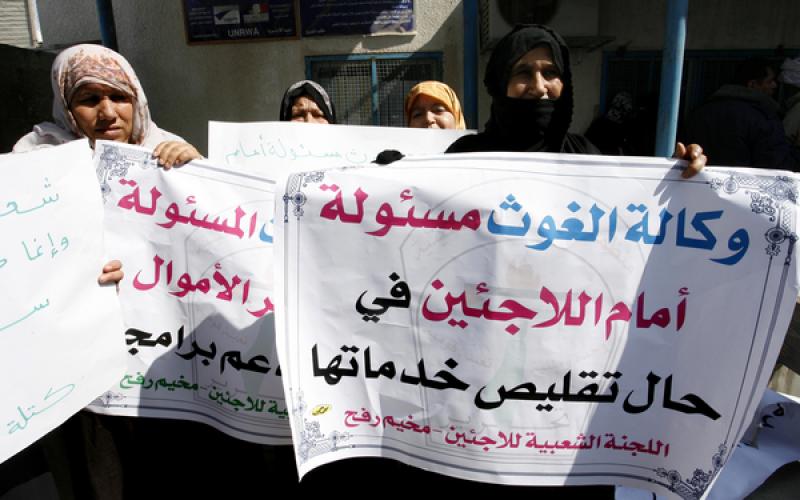بالصور.. الفلسطينيون للأونروا "نحن لا نتسول"