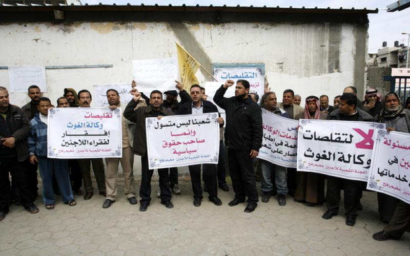 بالصور.. الفلسطينيون للأونروا "نحن لا نتسول"