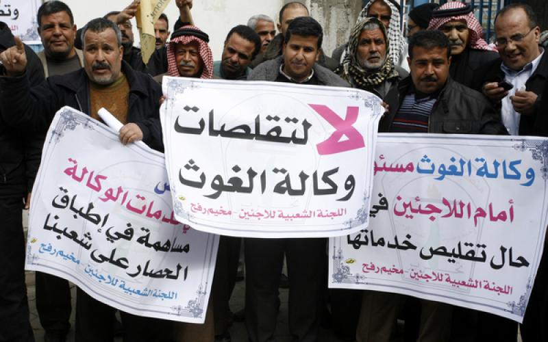 بالصور.. الفلسطينيون للأونروا "نحن لا نتسول"