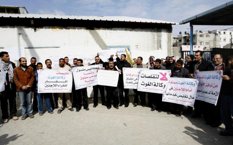 بالصور.. الفلسطينيون للأونروا "نحن لا نتسول"