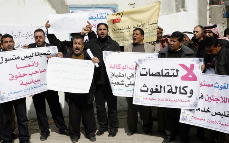 بالصور.. الفلسطينيون للأونروا "نحن لا نتسول"