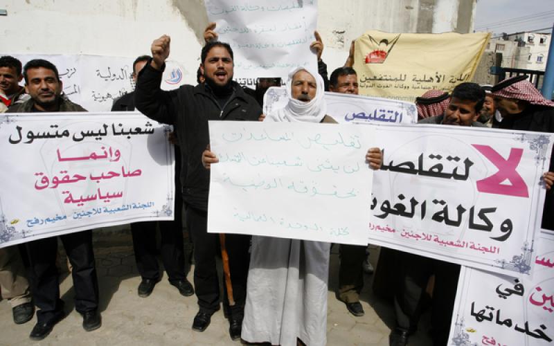 بالصور.. الفلسطينيون للأونروا "نحن لا نتسول"