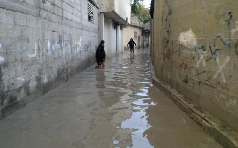 بالصور.. الأمطار تغمر منازلاً بالنصيرات