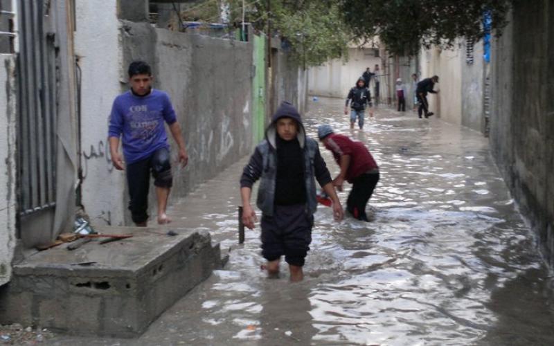 بالصور.. الأمطار تغمر منازلاً بالنصيرات