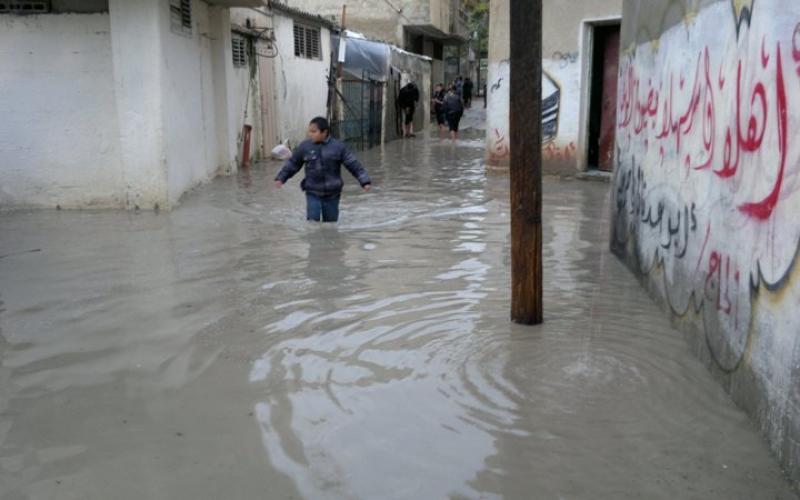 بالصور.. الأمطار تغمر منازلاً بالنصيرات