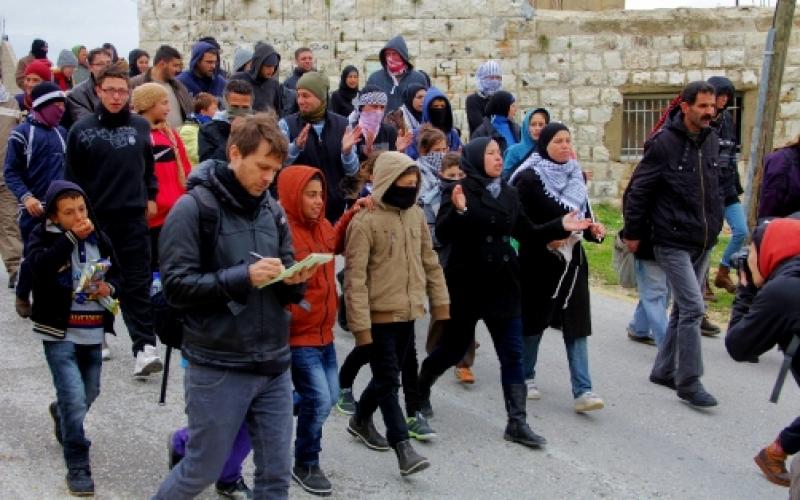 بالصور..الاحتلال يقمع مسيرات الجدار