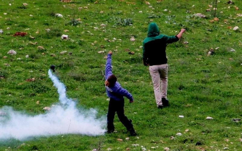 بالصور..الاحتلال يقمع مسيرات الجدار