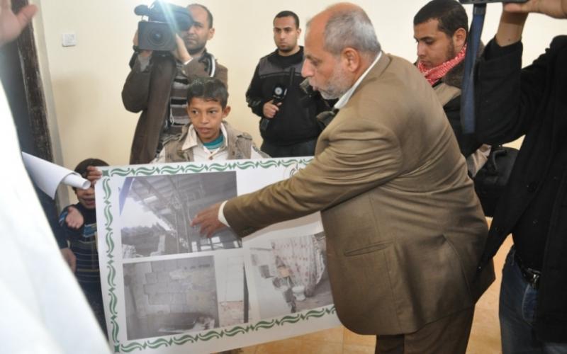 بالصور: "حماس" تسلم 16 بيت تم ترميمها بالوسطى