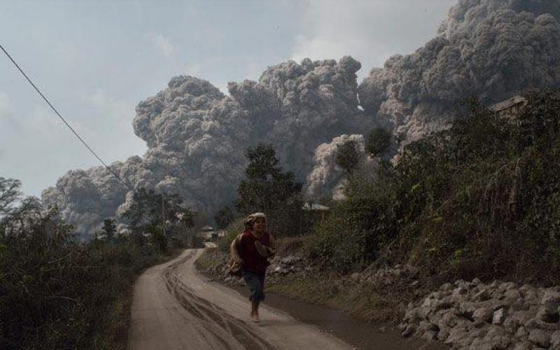 صور: رماد بركاني بإندونيسيا يقتل 11 شخصاً