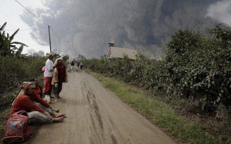 صور: رماد بركاني بإندونيسيا يقتل 11 شخصاً