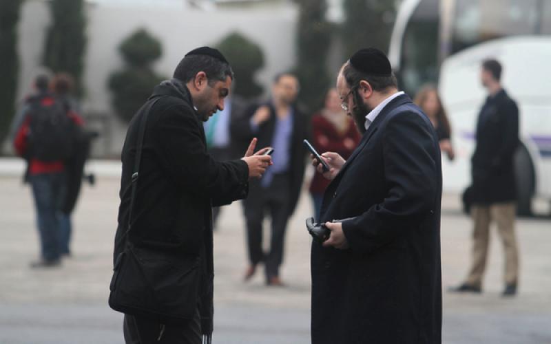 صور: لقاء عباس بالشبان الإسرائليين